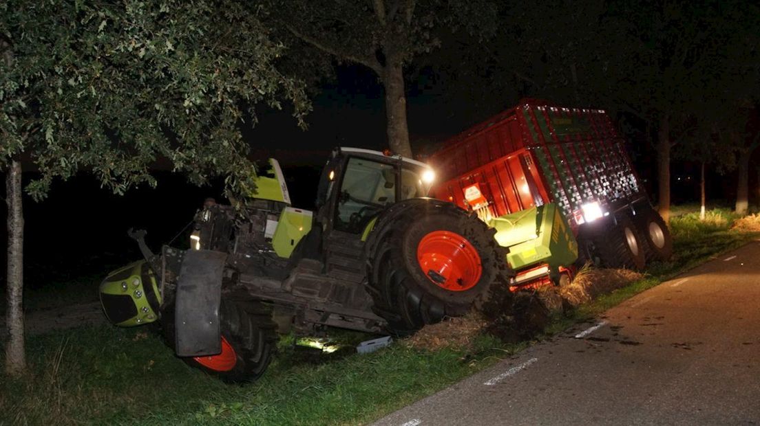 Een frontale botsing tussen een tractor en een auto in Wanneperveen