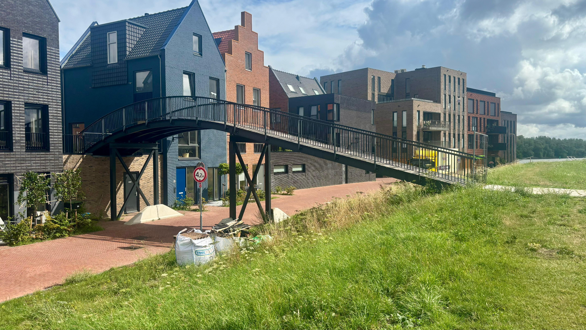 De brug staat al even, maar werd nooit in gebruik genomen.
