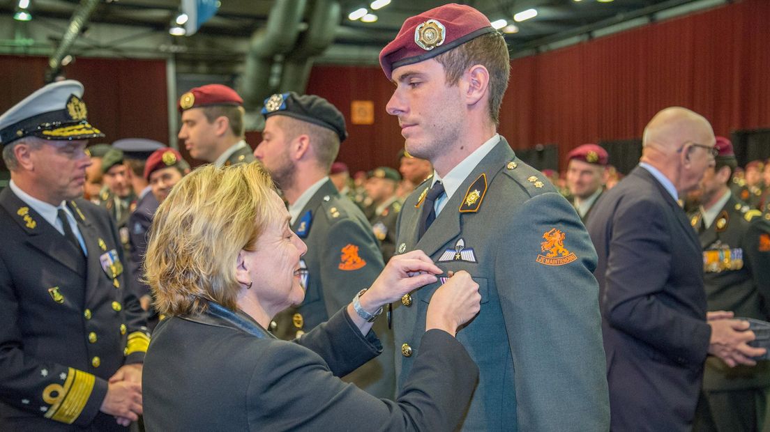 Minister Bijleveld reikte de medailles uit aan ruim vijfhonderd militairen