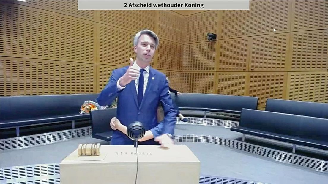 Wethouder Roelof Pieter Koning krijgt erepenning gemeente Meppel (Rechten: Fragment uitzending raadsvergadering Meppel)