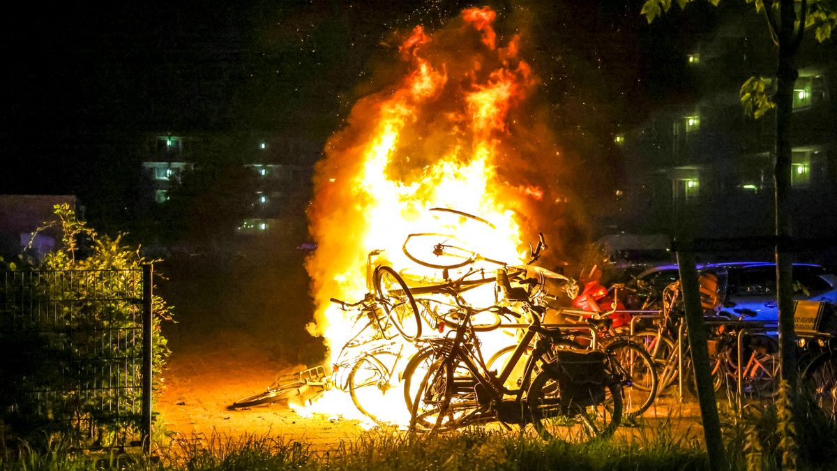 Tientallen fietsen in lichterlaaie vlak voor flat