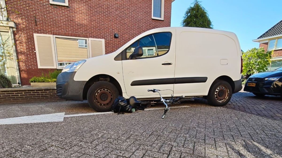 Fiets komt onder bestelbus terecht bij aanrijding