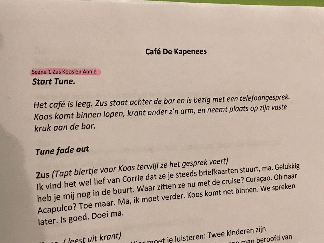 De eerste scene van "Café De Kapenees"