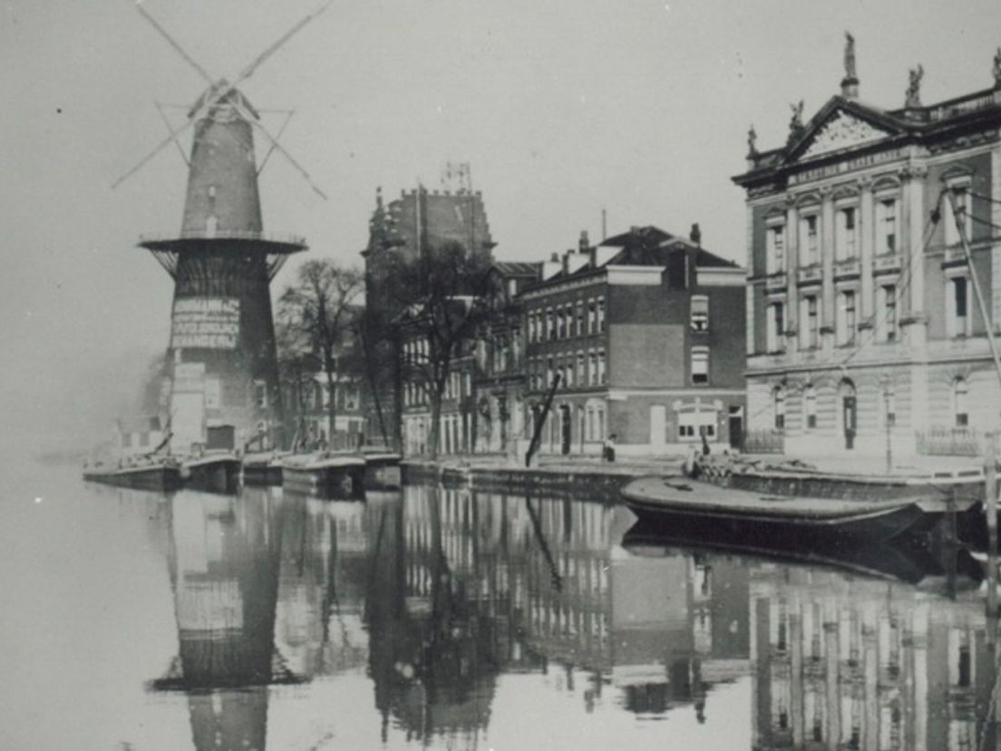 De Coolvest in 1901 met molen de Hoop en rechts het Erasmiaans Gymnasium