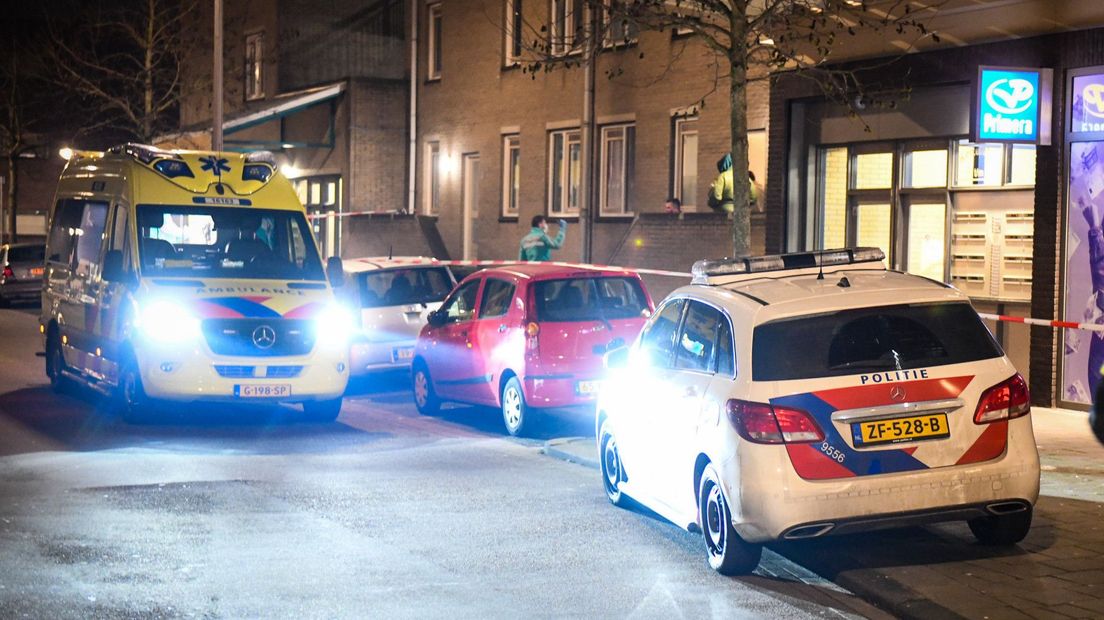 De politie doet onderzoek na een steekpartij in aan de Keizershof in Alphen aan den Rijn