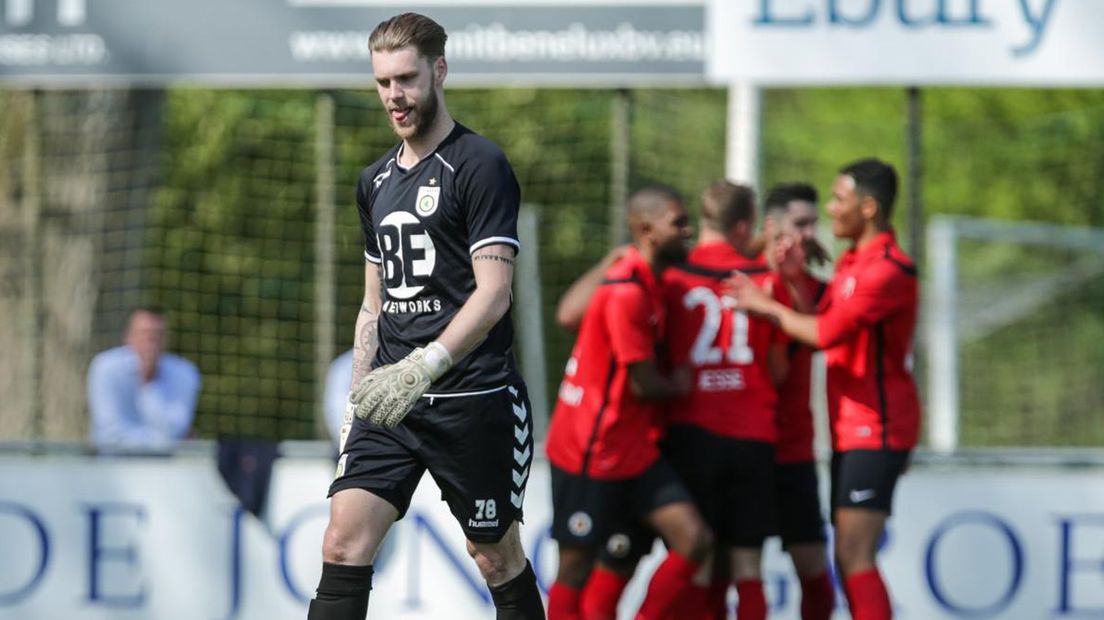 FC Lisse-keeper Brian van der Werff de fout in bij de 1-0 van AFC