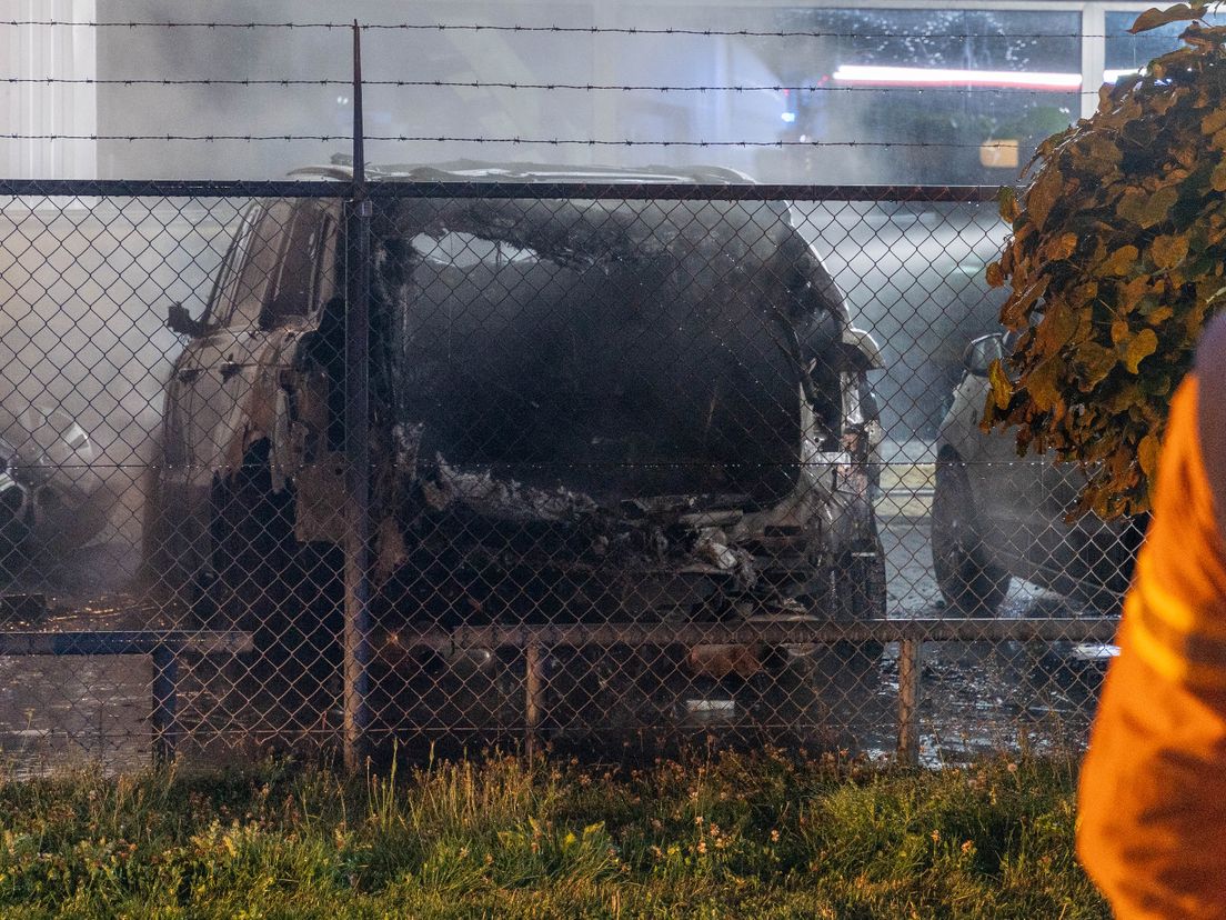 Auto bij autobedrijf in Middelharnis lijkt in brand te zijn gestoken