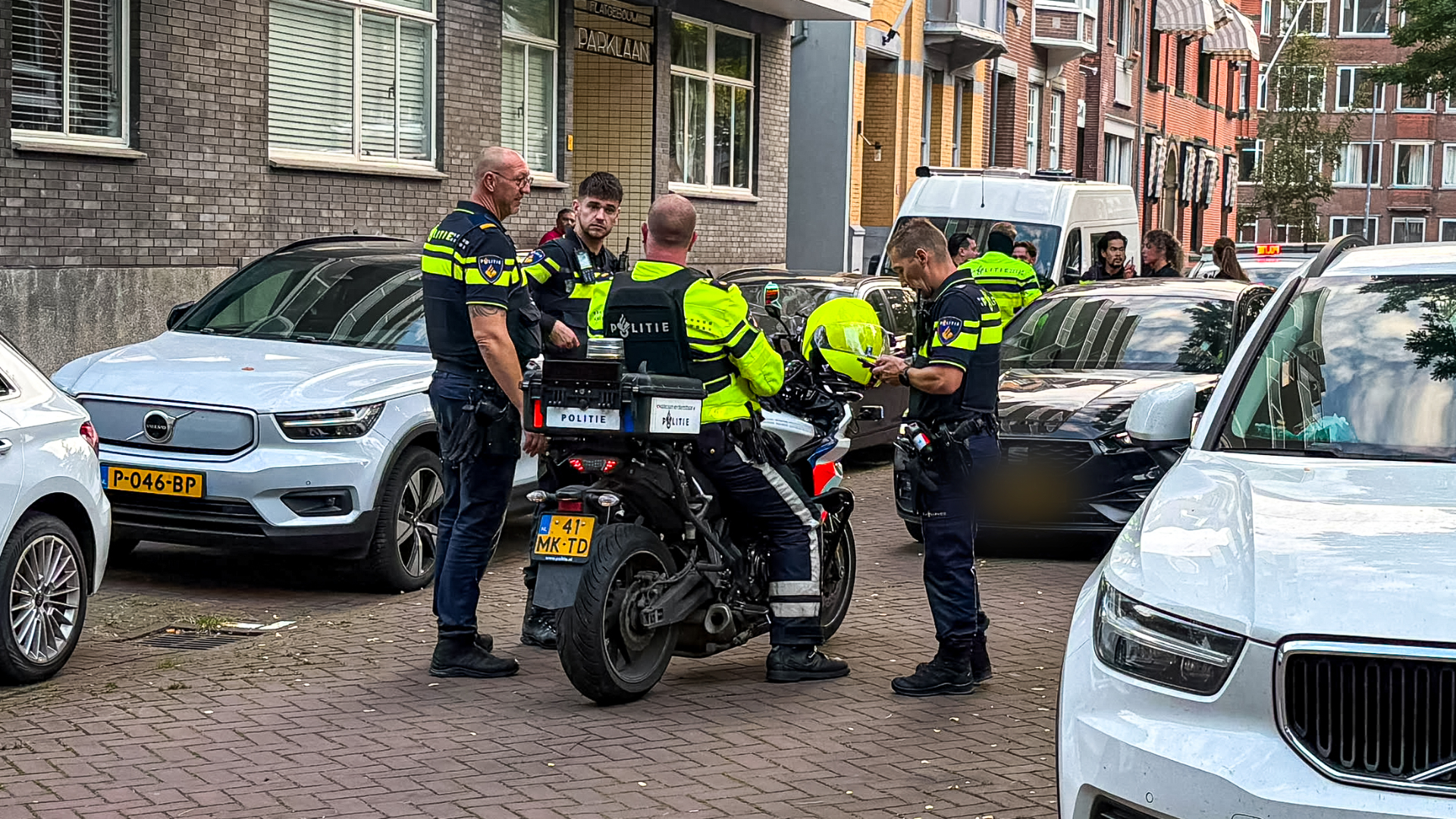 Agenten reden de auto in de Parkstraat klem.