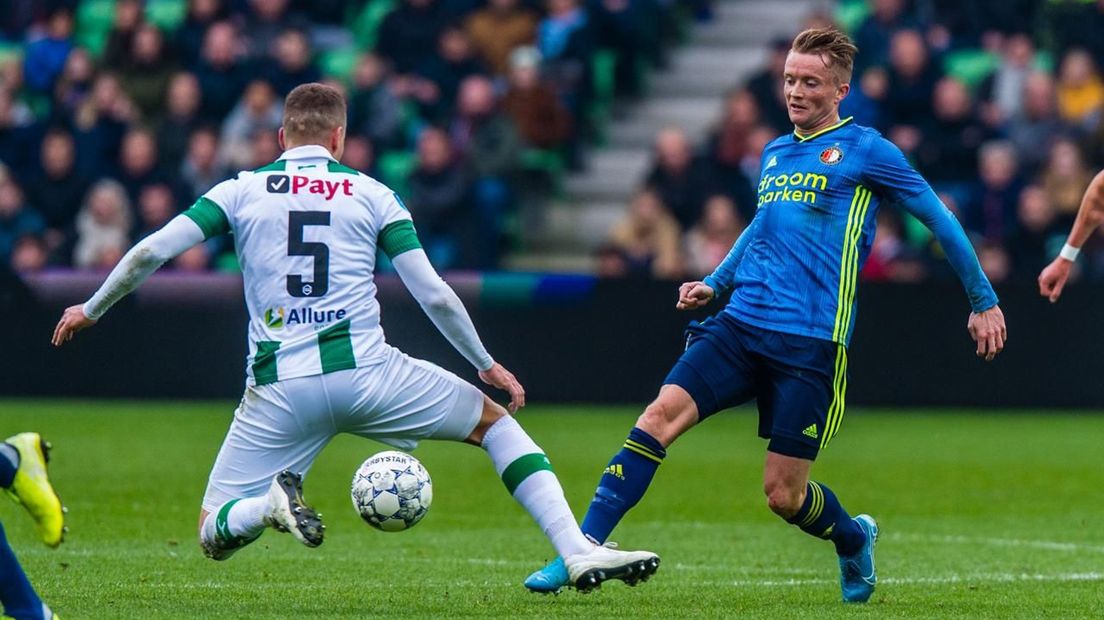 Samir Memisevic, hier op de rug gezien, schoot FC Groningen uit een penalty op gelijke hoogte