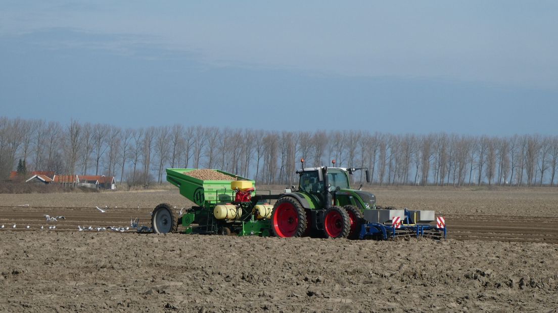 Boer aan het werk in Wilhelminadorp