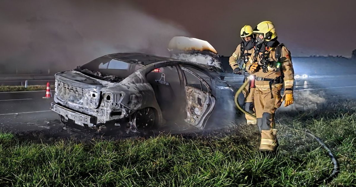Auto brandt volledig uit op A18 bij Doetinchem, snelweg dicht