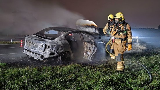 Auto brandt volledig uit op A18 bij Doetinchem, snelweg dicht