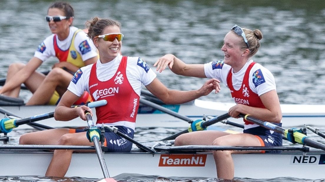 Ilse Paulis uit Dalen (l) kwam met Marieke Keijser (r) als eerste over de streep (EPA/ROBERT PERRY)