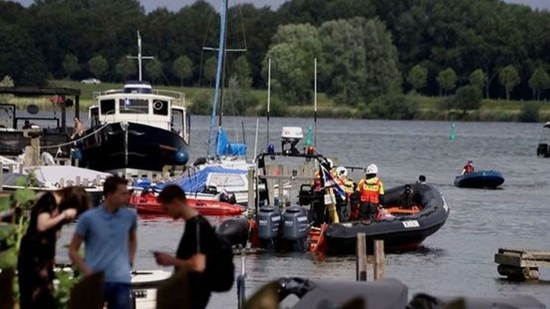 Hulpdiensten na het ongeval op het Nuldernauw.