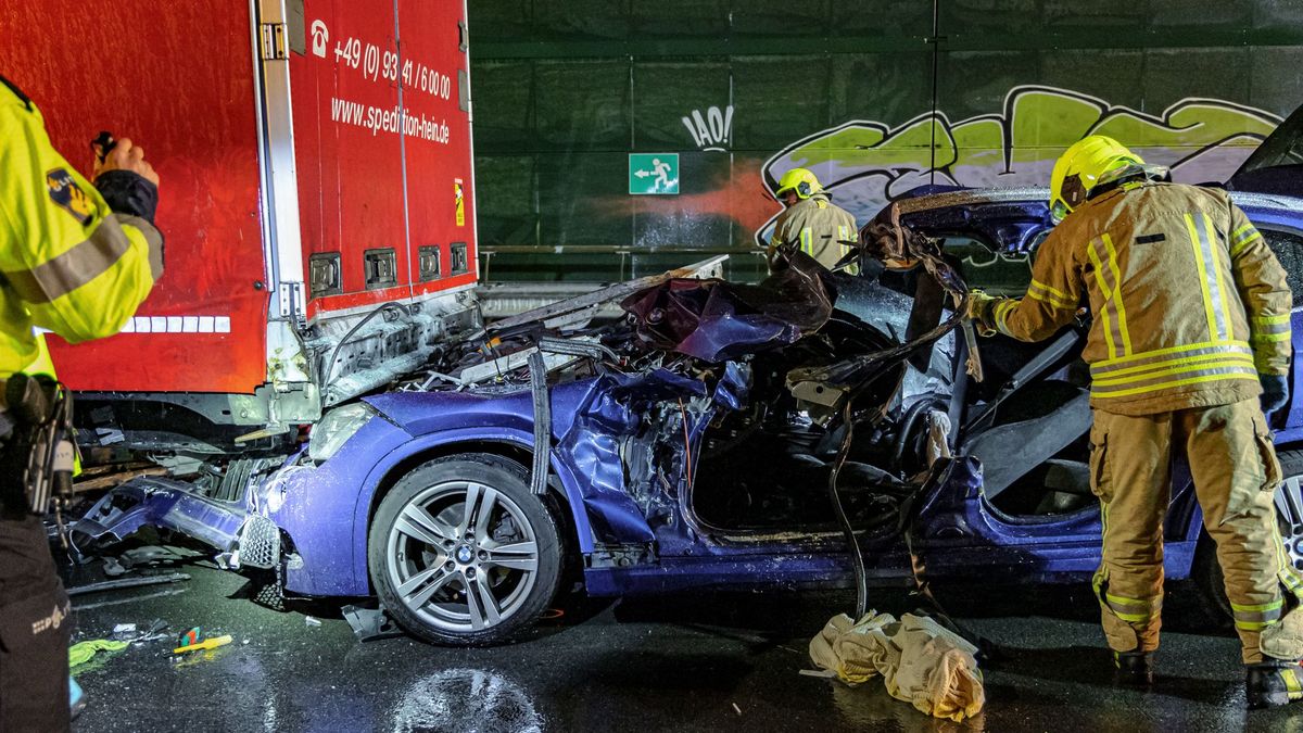 Auto klapt met hoge snelheid onder vrachtwagen, bestuurder kruipt zelf uit wrak Rijnmond