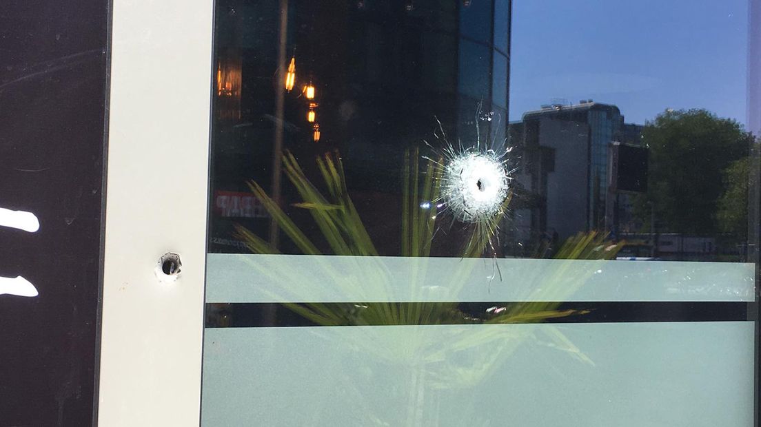 Een kogelgat in het raam van restaurant Arabella aan het Moskeeplein.