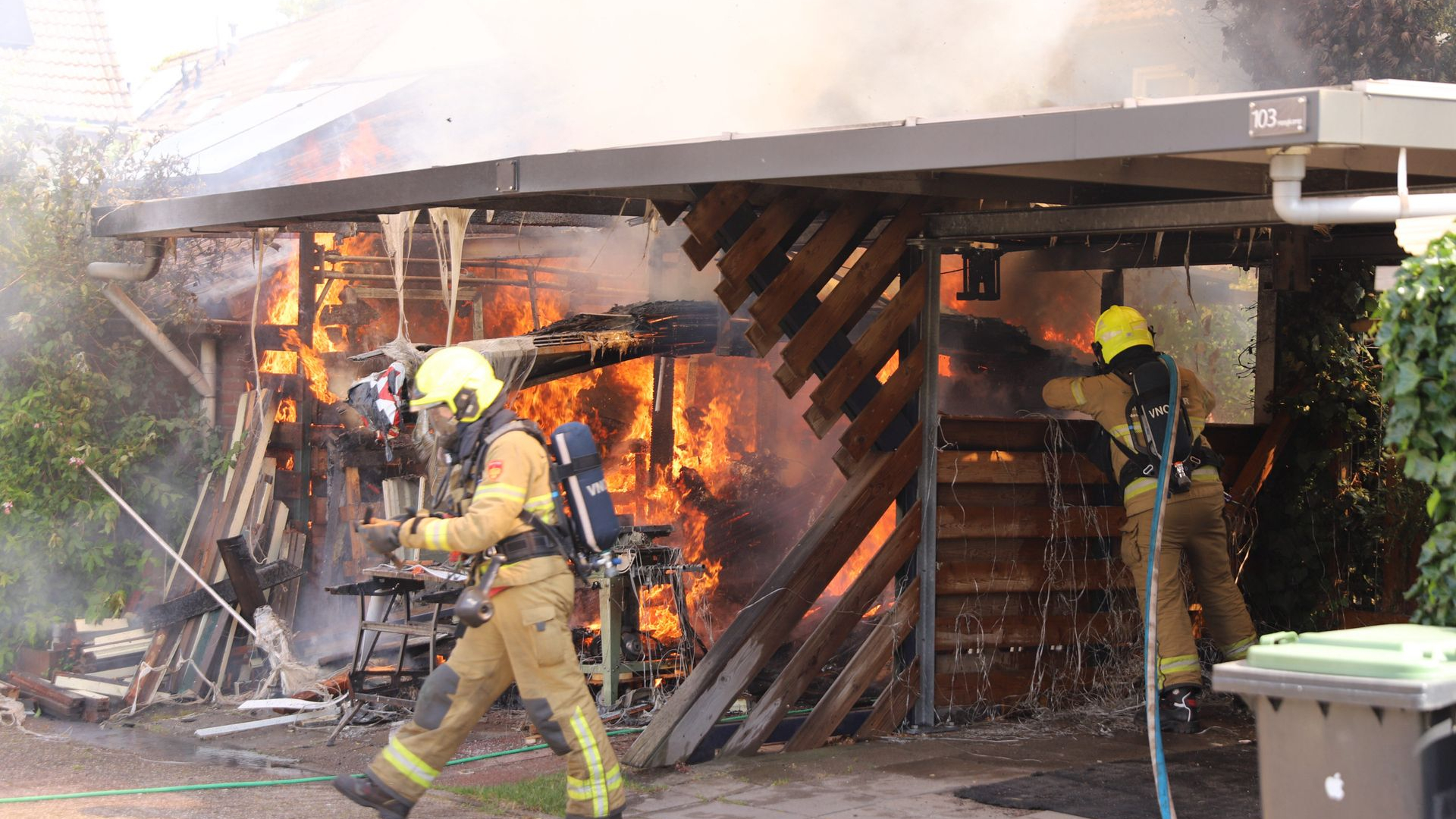 Bewoner ziet schuur in brand vliegen