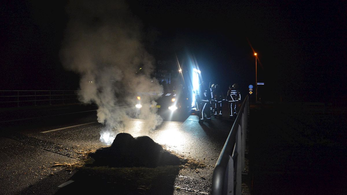 Strobaal in brand gestoken op fietspad Daarle