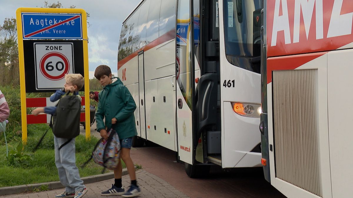 ‘De wielen van de bus’ gaan naar Aagtekerke: kinderen uit Serooskerke (W) tijdelijk 6 kilometer verd