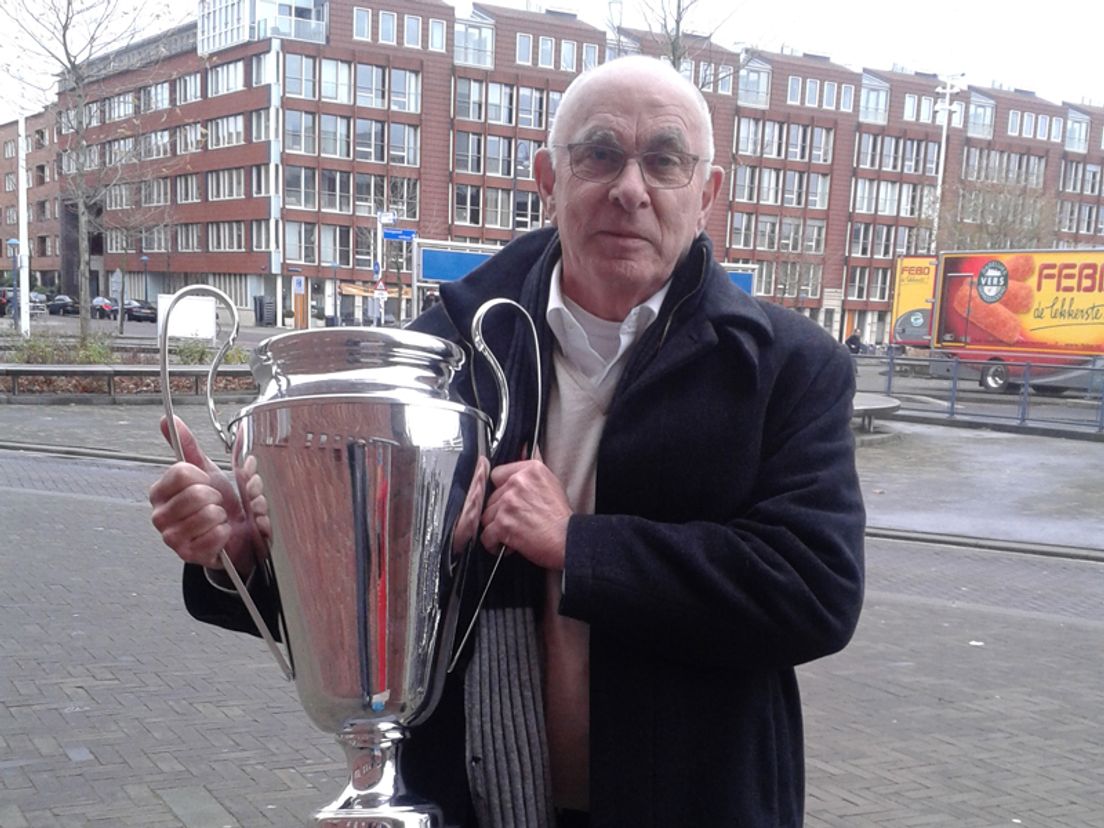Feyenoorders poseren met gestolen cup