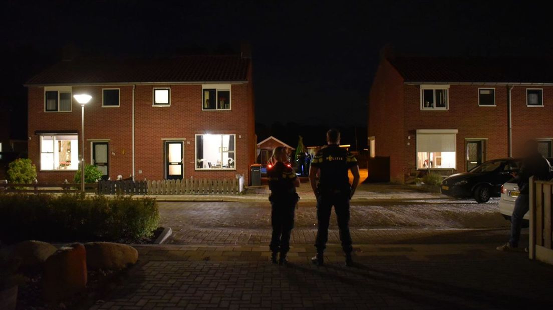 Politie doorzoekt huis aan de Veenstraat in Westerhaar