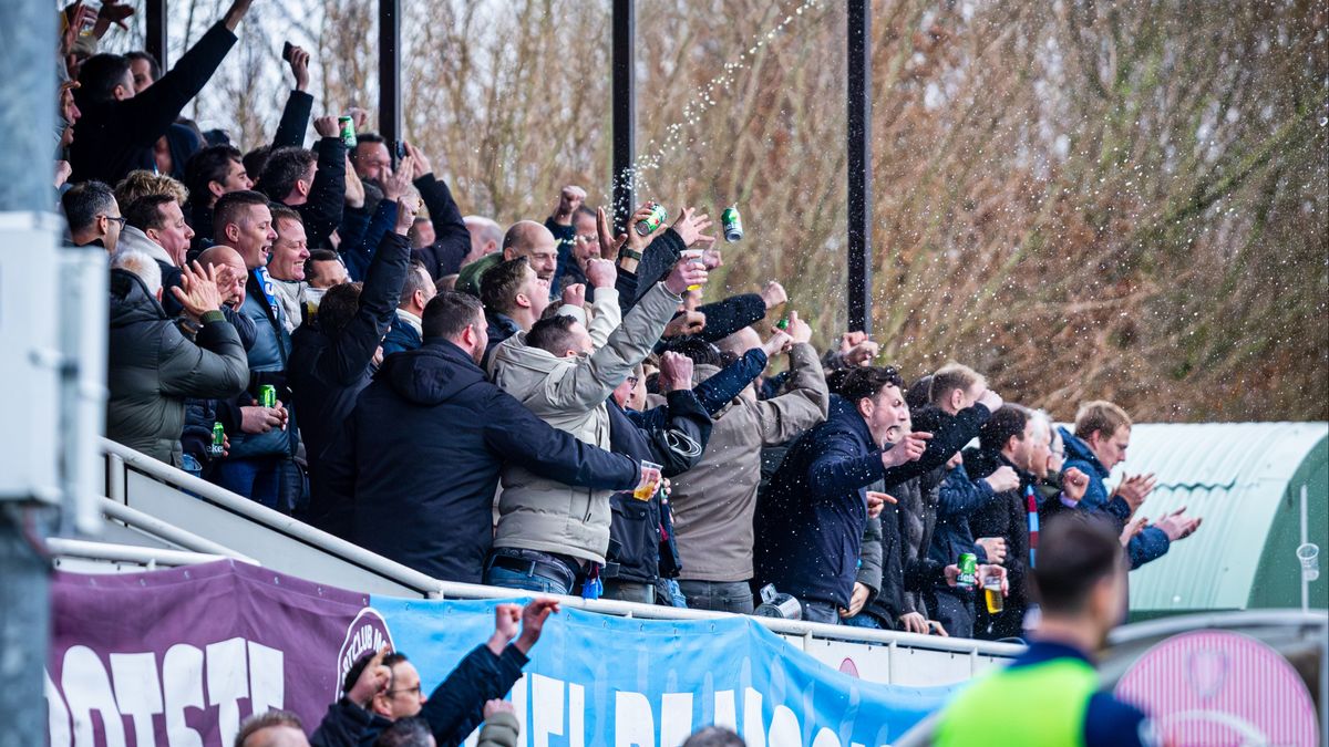 Apengeluiden vanaf tribune, voetbalclub wil in gesprek met supporters na gestaakte wedstrijd