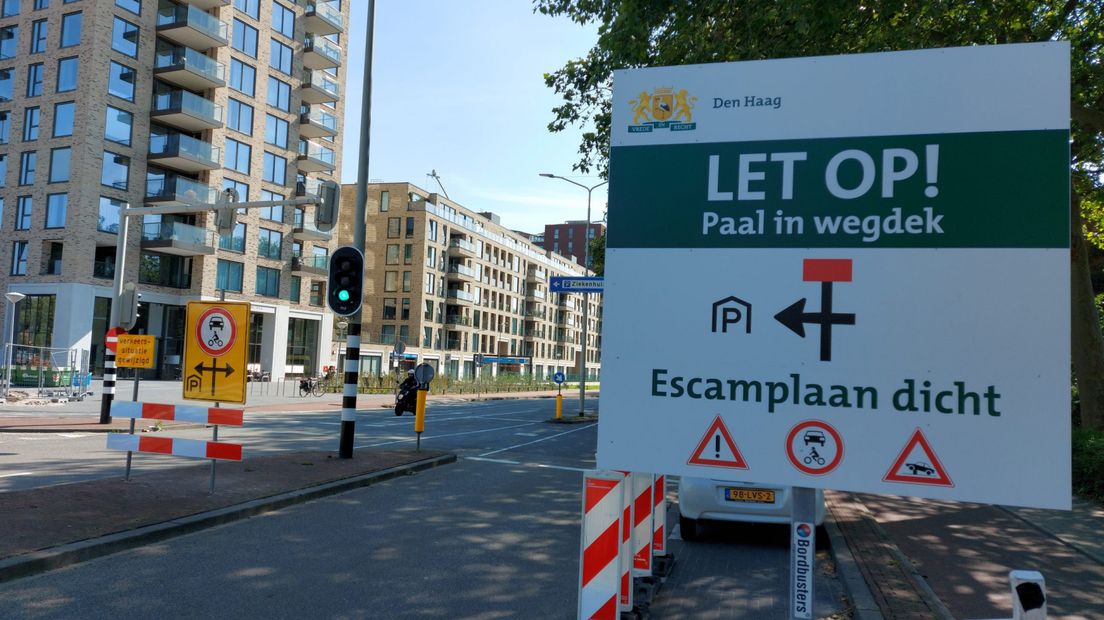 Bord bij pollers Escamplaan