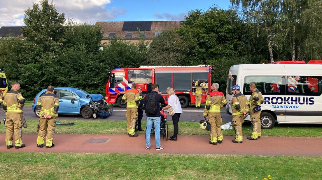 In Hengelo botste vanmiddag een auto achterop een taxibusje.