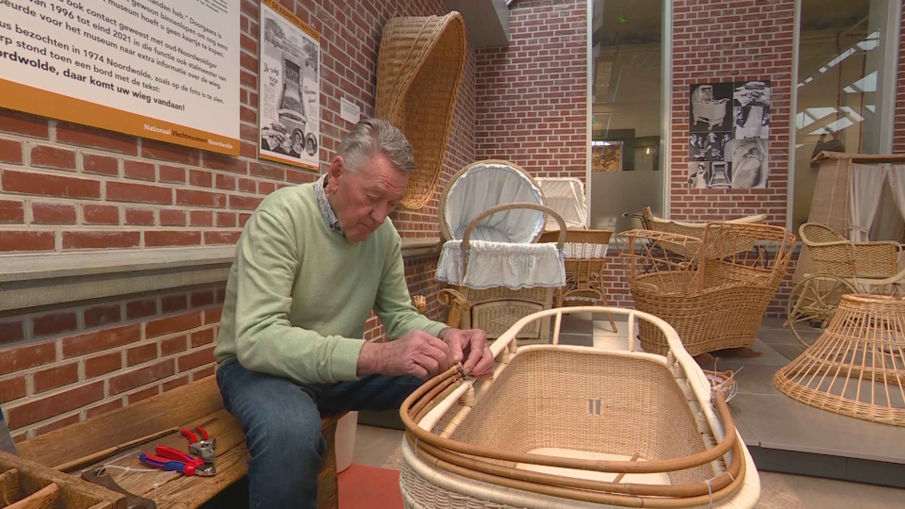 Evert Jubbega fan it Vlechtmuseum yn Noardwâlde dwaande mei de replika fan de widze