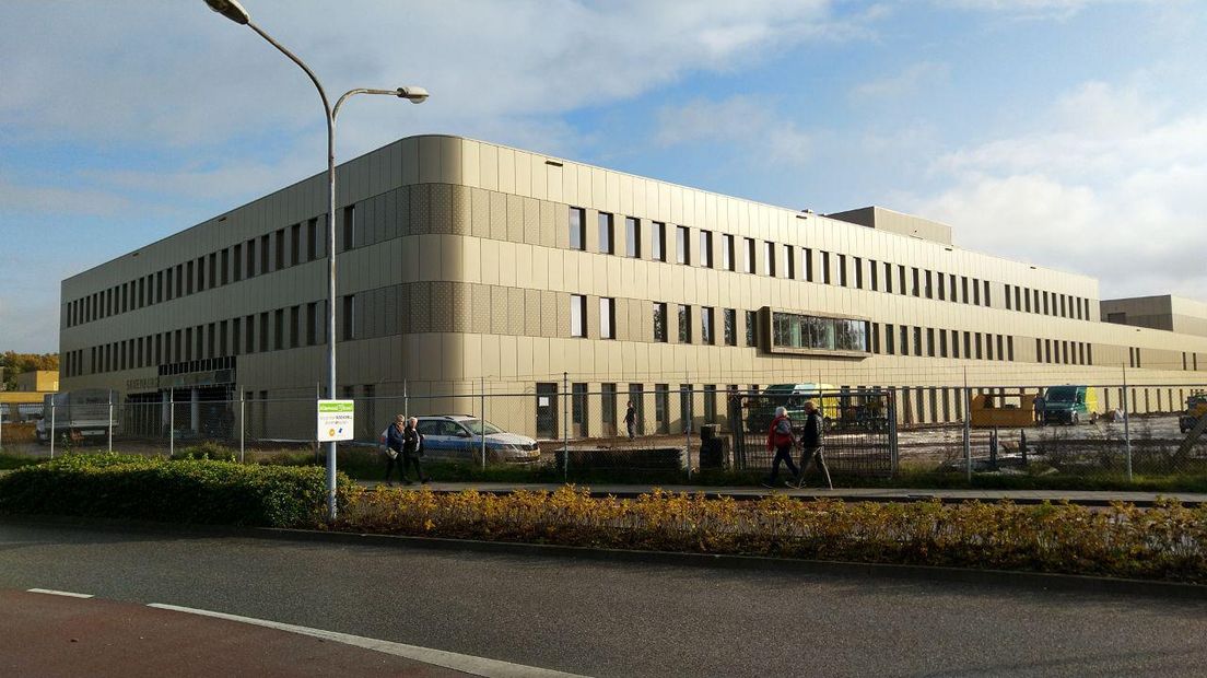 Aan de linkerkant zit de hoofdingang van het Saxenburgh Medisch Centrum (Rechten: RTV Drenthe/Erwin Kikkers)