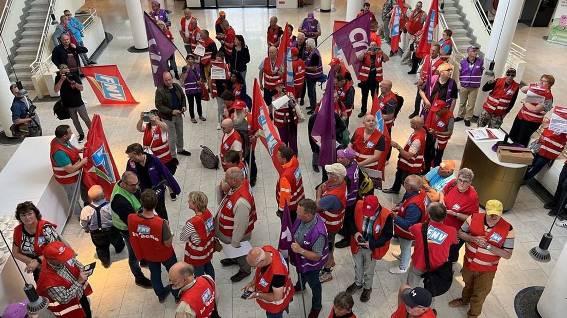 De actievoerders in het stadhuis van Apeldoorn