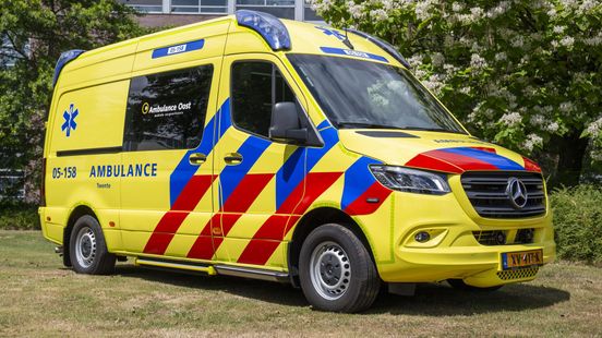 Fietser zeer ernstig gewond na aanrijding Zwolle. Fietser zeer ernstig gewond na aanrijding Zwolle.
