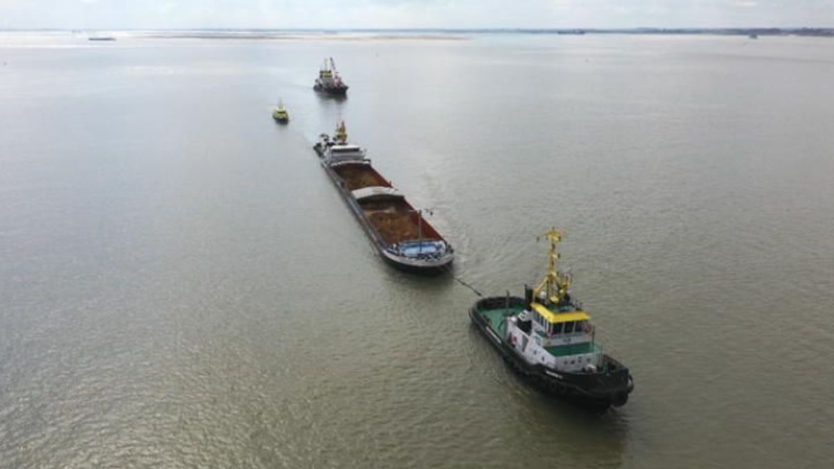 Het gehavende schip wordt door Multraship naar Hansweert gebracht