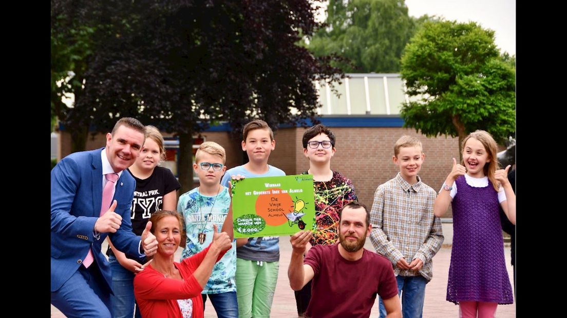 Leerlingen van de Vrije School ontvangen de cheque voor hun groenste idee