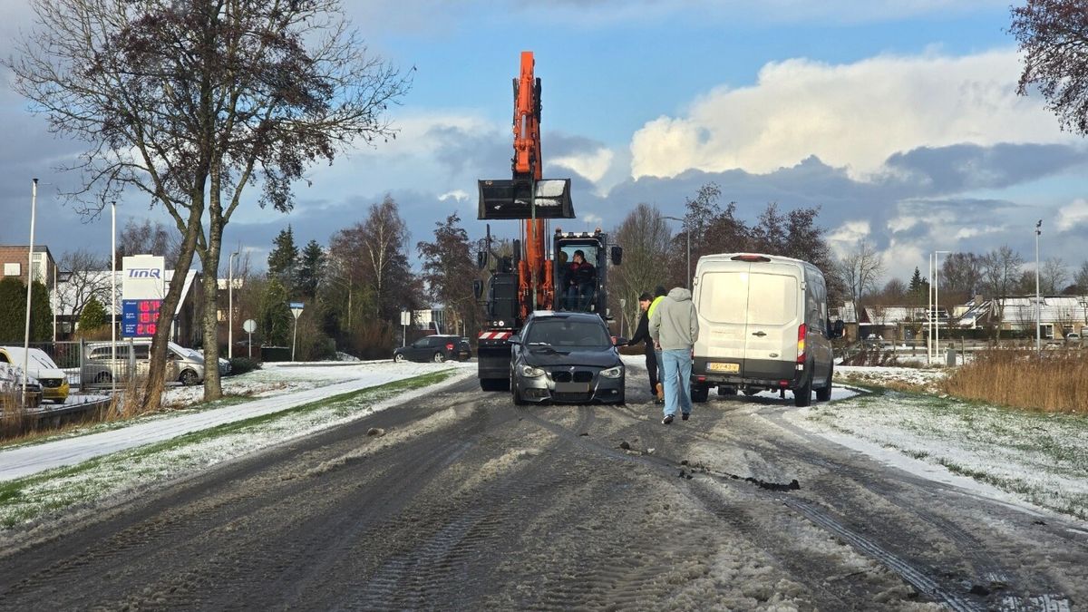 Kraan haalt auto uit de sloot bij Akkrum