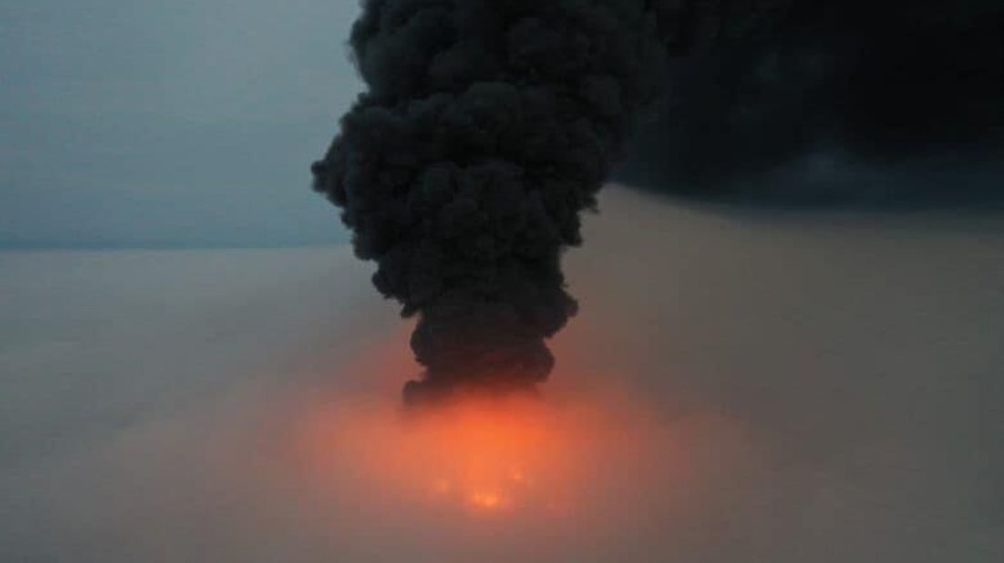 De rook die bij de brand vrijkwam, trok door de mist in een rechte kolom omhoog