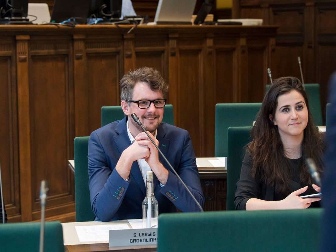 Duygu Yilderim (rechts) komt met voorstel om schulden van jongeren over te nemen