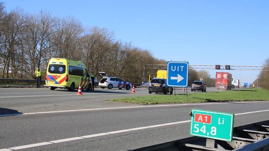 Motorrijder botst achterop busje op A1