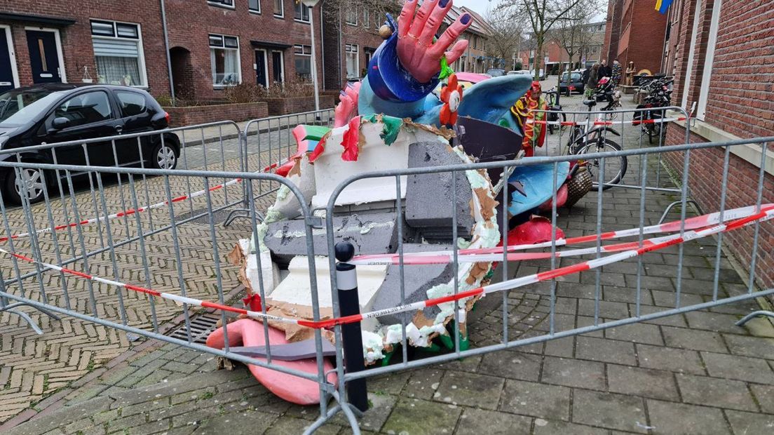 Het deel van de carnavalswagen van de Hoalthakkers uit Losser dat naar beneden viel op een vrouw.