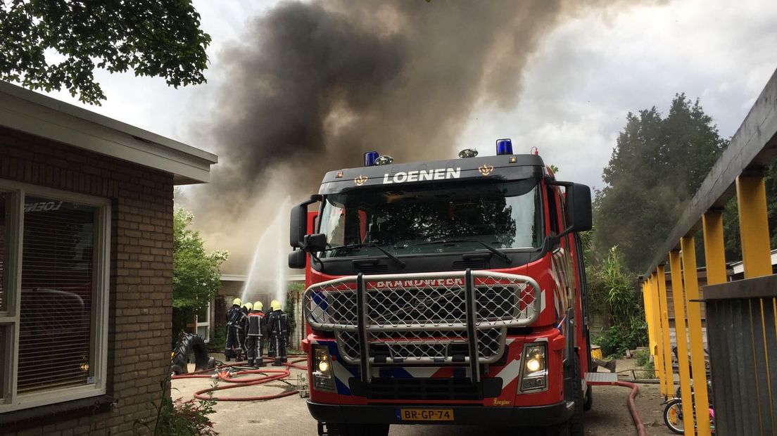 Aan de Hoofdweg in Loenen is maandagmiddag een dagbesteding voor gehandicapten uitgebrand. De dikke rookwolken waren van grote afstand te zien. Er raakte niemand gewond.