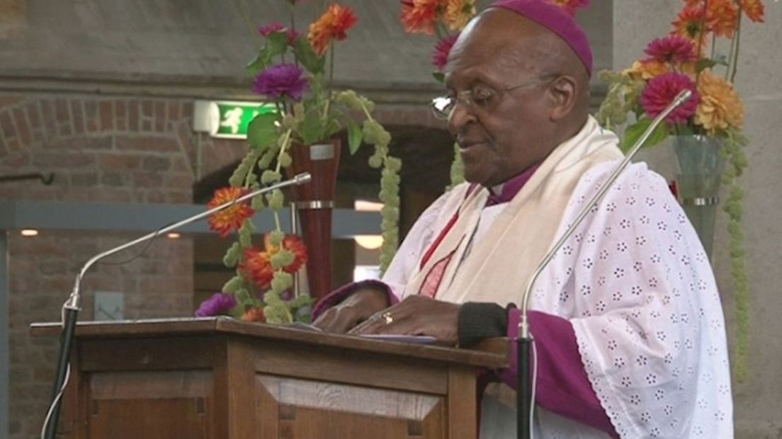 Desmond Tutu tijdens de speciale kerkdienst in Deventer
