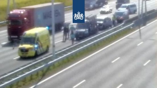 Fikse vertraging op de A15 richting Ridderkerk door ongeval. Fikse vertraging op de A15 richting Ridderkerk door ongeval.