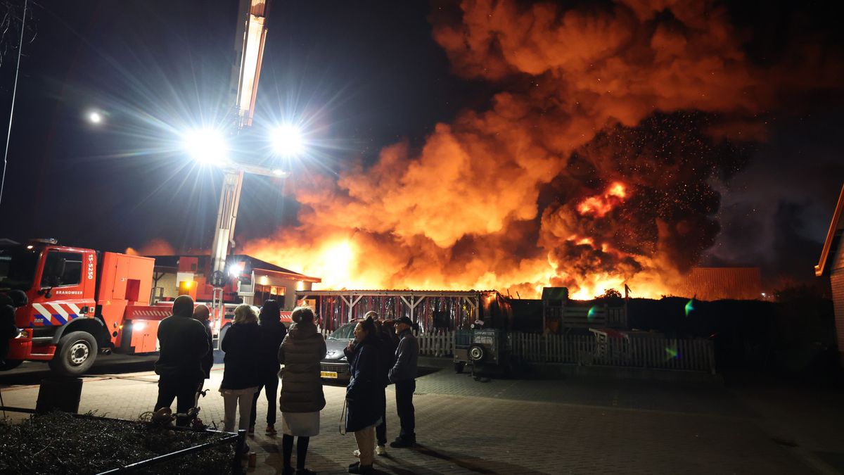 Grote brand bij autosloperij in Zoetermeer