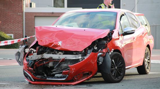 Auto flink beschadigd na ongeluk | Man aangehouden op Rotterdam-The Hague Airport. Auto flink beschadigd na ongeluk | Man aangehouden op Rotterdam-The Hague Airport.