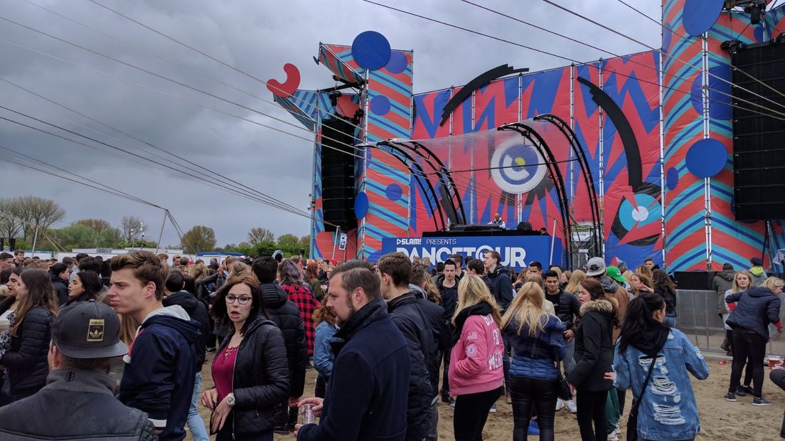 Eerste Paasdag en de Dancetour zijn in Arnhem traditiegetrouw aan elkaar verbonden. Met het evenement op het terrein bij de Stadsblokken langs de Rijn wordt het ronttrekkende openlucht dance-evenement afgetrapt. En ook dit keer trekt de Dancetour weer duizenden bezoekers.