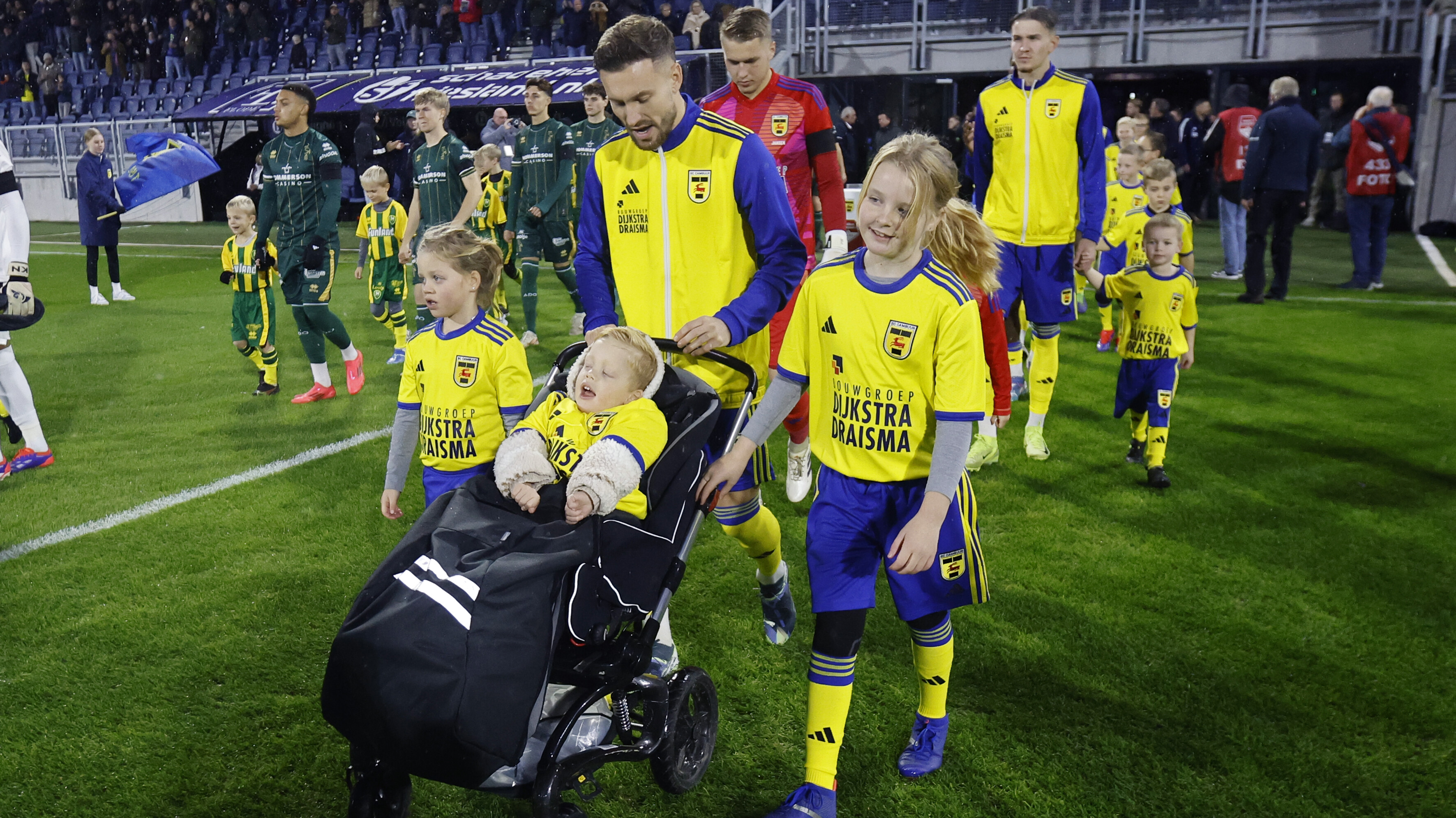 Jelte mocht, tegearre mei Veerle en Linde, mei it fjild op foar de wedstriid Cambuur - ADO Den Haag