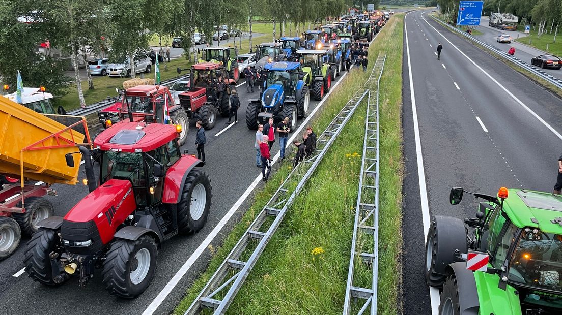 Boeren staan bij de grensovergang bij Bad Nieuweschans