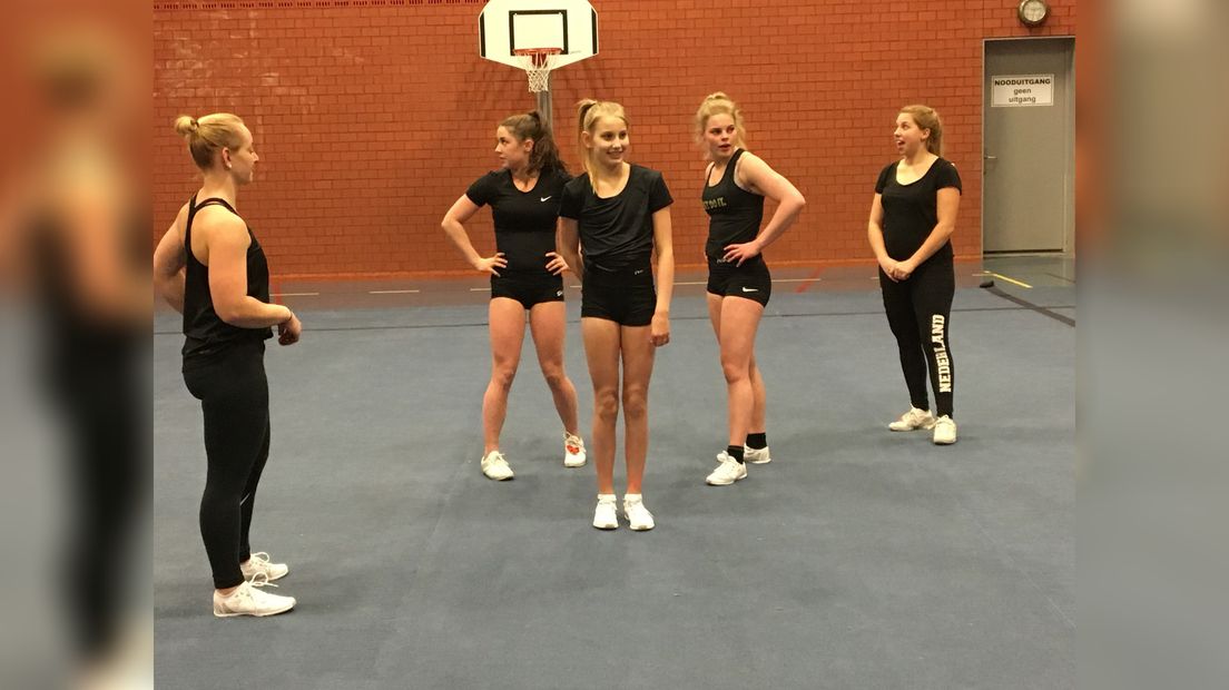 De cheerleaders fan Frisian Cheer Stars traine