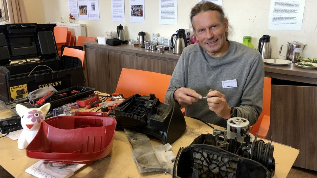 Of het nu schoenen zijn, een fiets of televisie: volgens de laatste campagne van SIRE moeten we veel vaker onze spullen repareren. Vrijdag vieren in heel Nederland de Repair Cafés hun tiende verjaardag.