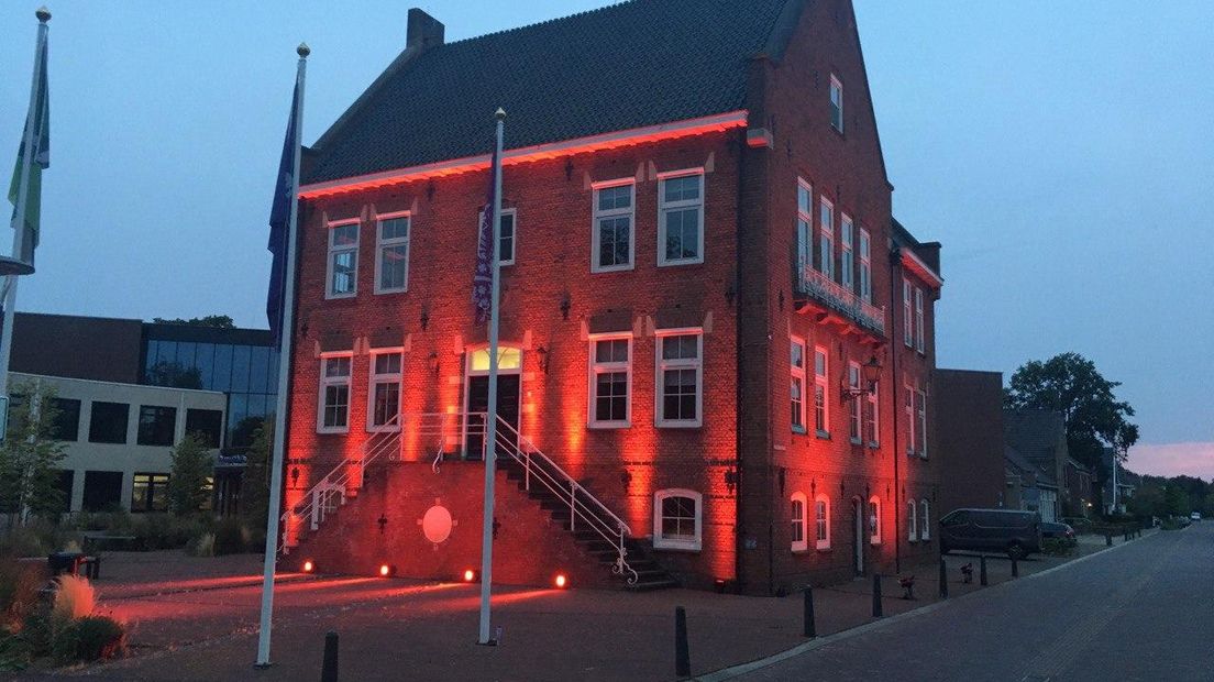 Het stadhuis in Lichtenvoorde in een rode gloed.